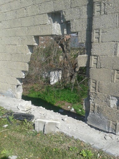 Buco nel muro dell'ex caserma Turinetto di Albenga, preoccupazione tra i cittadini per l'accesso di malviventi