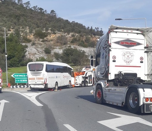 Autobus contro un muro sulla A10, De Vincenzi (sindaco Pietra Ligure): "I bambini ospitati nel palazzetto dello sport"