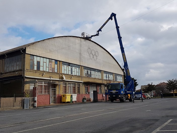 immagine di repertorio: un recente intervento al tetto della bocciofila