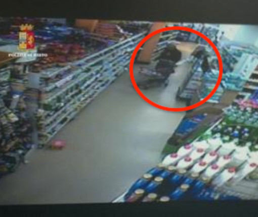 Borseggia una donna al supermercato: filmato e fermato dalla Mobile di Savona Borseggia una donna al supermercato: filmato e fermato dalla Mobile di Savona