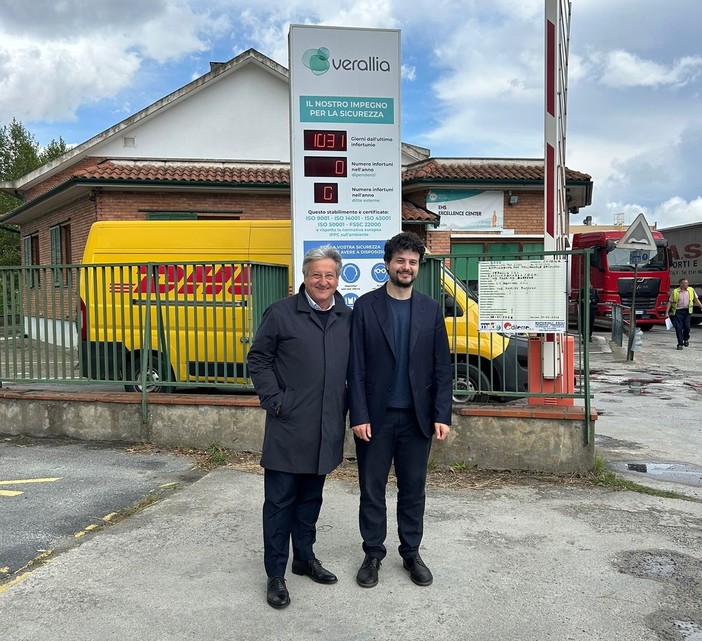 Europee, Benifei fa tappa in Val Bormida: "La produzione del vetro è un'eccellenza che va difesa"