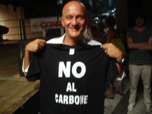 Il presentatore di Zelig Claudio Bisio si schiera contro l'ampliamento della centrale a carbone di Vado Ligure