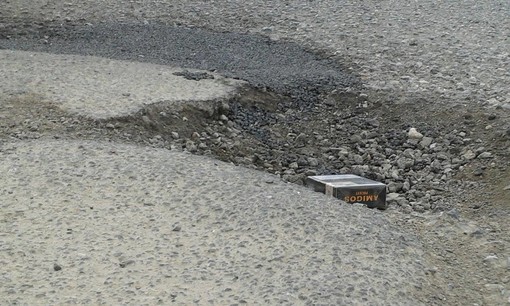 Albenga, buche e scarsa manutenzione delle strade nelle frazioni: la segnalazione di un lettore