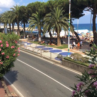 La nuova frontiera del turismo savonese: le aiuole trasformate in bivacchi domenicali dai turisti