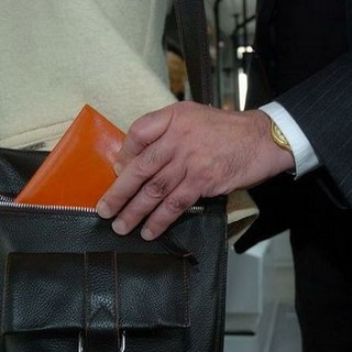 Borseggiatori nei parrucchieri per signora: a Pietra Ligure l'allarme corre sul web