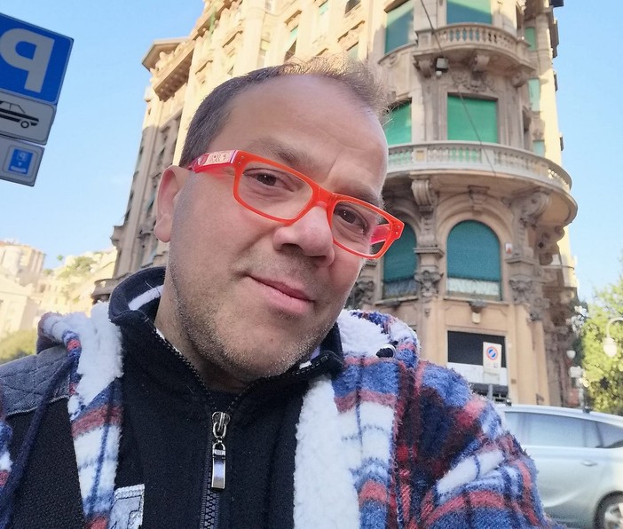 Giovane a rischio sgombero dal camper coi suoi cani, Leidaa offre un supporto: «Urgente garantirgli un posto sicuro e dignitoso dove stare»