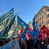 Sanità privata, contratti scaduti da 13 anni: oltre 200 lavoratori in presidio davanti alla sede regionale