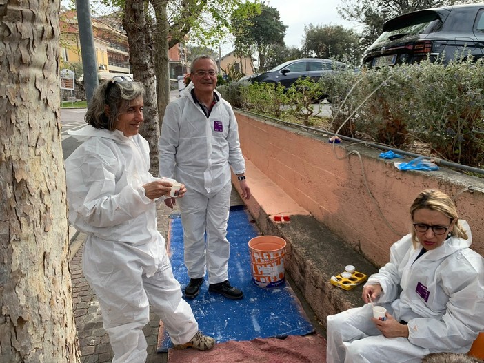 Borgio, dai banchi del Consiglio comunale a pennello e pittura: l'iniziativa di Sonia Garofalo e Anna Maria Porrini per migliorare il paese (FOTO) Borgio, dai banchi del Consiglio comunale a pennello e pittura: l'iniziativa di Sonia Garofalo e Anna Maria Porrini per migliorare il paese (FOTO)