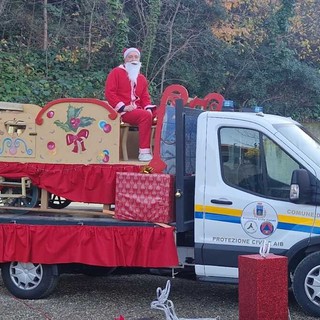 Babbo Natale arriva a scuola con la Protezione Civile: a Ceriale il tour che fa felici i bimbi Babbo Natale arriva a scuola con la Protezione Civile: a Ceriale il tour che fa felici i bimbi