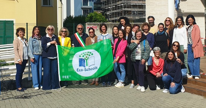 Bandiera Verde 2026 a Pietra, la scuola primaria Giovanni XII conquista per la seconda volta il vessillo simbolo delle "Eco-Schools"