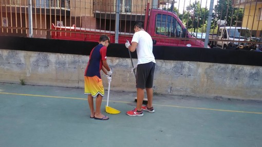 Borghetto, i giovani del paese ripuliscono i campetti e le aree limitrofe, sindaco Canepa: "Da esempio per gli adulti"