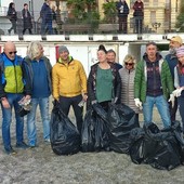 Spotorno, botti e rifiuti: l'Associazione dei Bagni Marini ripulisce le spiagge cittadine