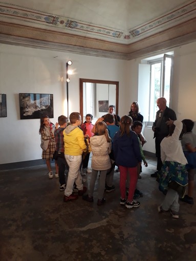 L'arte del fotografo Gero Lomnitz incanta i bambini di Calice Ligure L'arte del fotografo Gero Lomnitz incanta i bambini di Calice Ligure