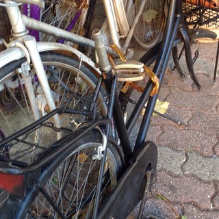 Albenga: gomme delle biciclette tagliate e bigliettini minatori sui motoveicoli