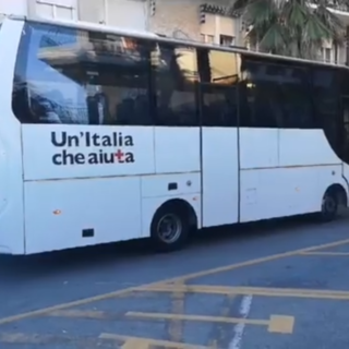 Arrivati da Mondovì i bus della Croce Rossa per portar via da Alassio gli ospiti piemontesi