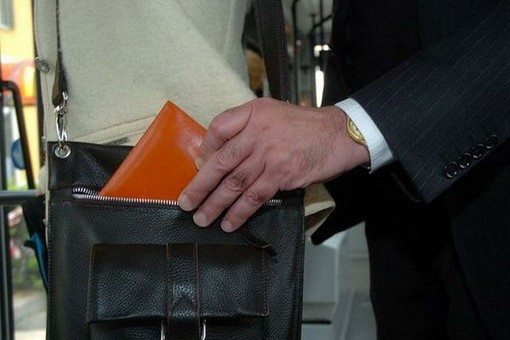 Borseggiatori nei parrucchieri per signora: a Pietra Ligure l'allarme corre sul web