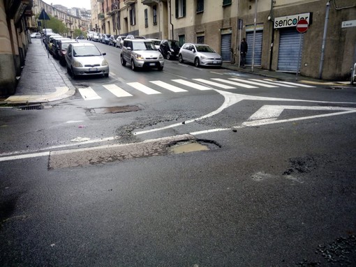 Savona, torna l'incubo buche: comune al lavoro su via Stalingrado
