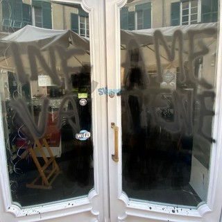 Albenga Calcio, imbrattato nella notte il bar della famiglia Colla: "Infame vattene"