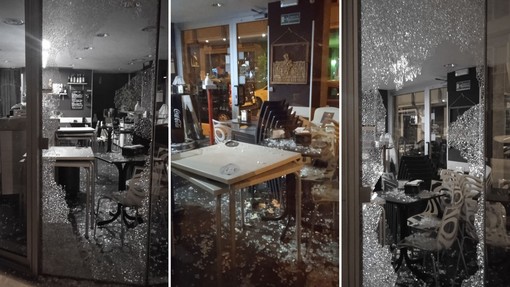 Savona, sfondata la vetrata del Bar Monique: rubati fondo cassa e documenti Savona, sfondata la vetrata del Bar Monique: rubati fondo cassa e documenti