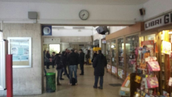Biglietteria chiusa e treni in ritardo: proteste alla stazione di Albenga