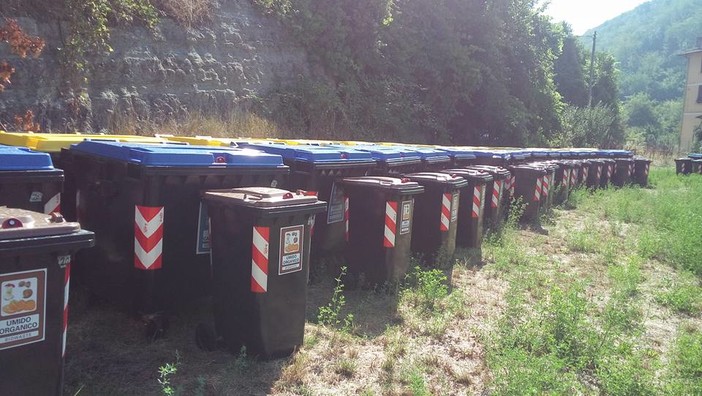 Cengio, in strada i primi bidoni per la nuova raccolta differenziata