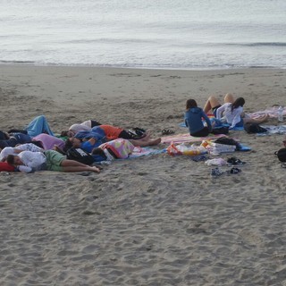Spiagge piene all'alba: discotecari e turisti da "pullman" invadono i lidi, blitz della Municipale