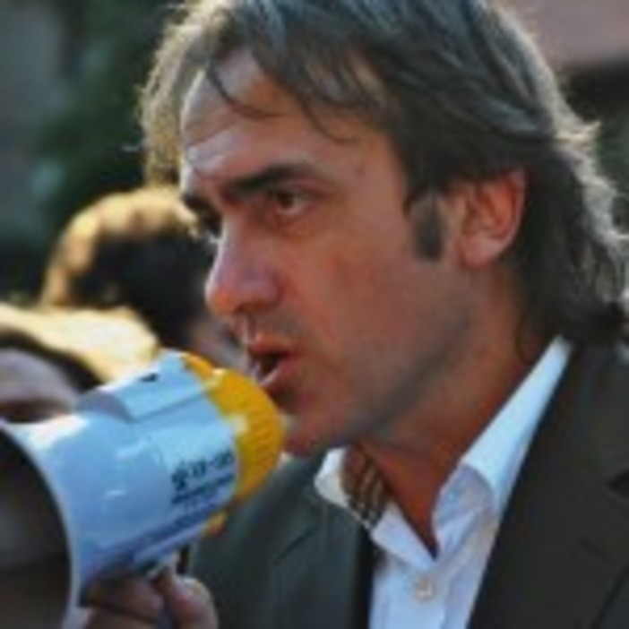 Ultimisse da Taranto, esposto alla procura "Qualcuno al Governo andrebbe preso a calci nel sedere" Ultimisse da Taranto, esposto alla procura "Qualcuno al Governo andrebbe preso a calci nel sedere"