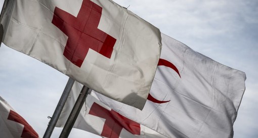Bandiere della Croce Rossa e Mezzaluna Rossa