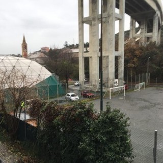 Celle, cadono calcinacci dall'autostrada nei pressi della bocciofila: intervento dei vigili del fuoco