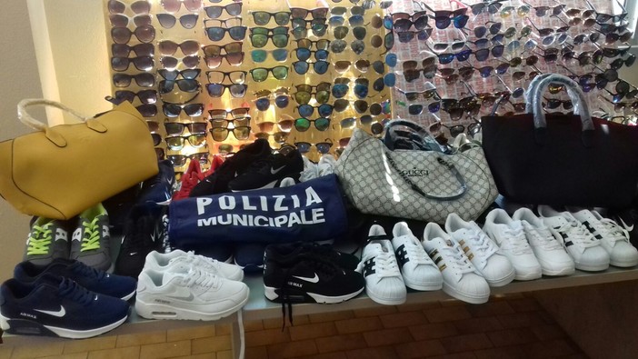 Savona, lotta all'abusivismo commerciale sulle spiagge: espulso un cittadino del Bangladesh