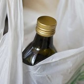 "Si rompe la borsa con la bottiglia d'olio al supermercato: creduta solo quando è cascata anche al direttore"