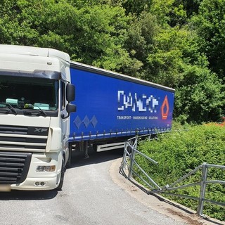 Bilico incastrato a Vezzi Portio: mobilitati i vigili del fuoco (FOTO)
