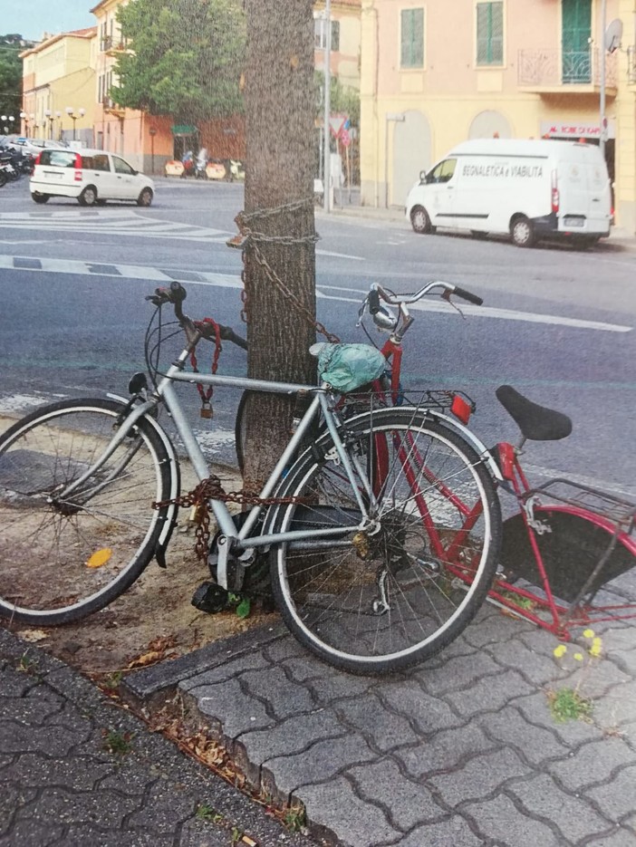 Albenga, polizia locale rimuove biciclette abbandonate (FOTO)
