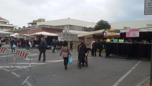 Gli ambulanti del mercato di Albenga: "Stanno giocando con noi, ma non siamo birilli"