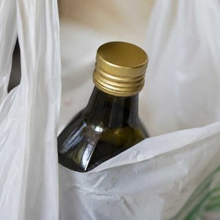 "Si rompe la borsa con la bottiglia d'olio al supermercato: creduta solo quando è cascata anche al direttore"