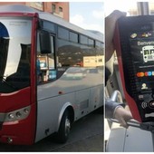 Nuova bigliettazione di Tpl, scatta il pagamento elettronico mentre timbra il biglietto cartaceo