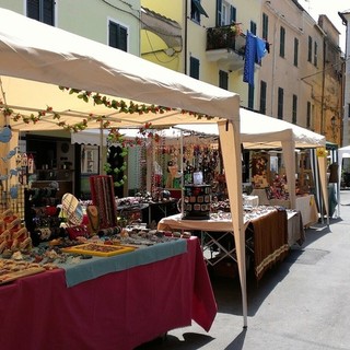 Commercio ambulante in Liguria, cresce il numero delle bancarelle: oltre la metà sono straniere Commercio ambulante in Liguria, cresce il numero delle bancarelle: oltre la metà sono straniere