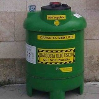 Savona, gettato olio non vegetale nel bidone dedicato: sospeso il punto di raccolta di piazza del Popolo