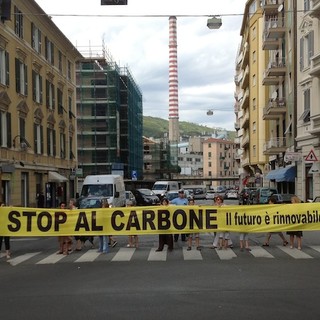 "Stop al Carbone": blitz di Legambiente a Vado Ligure contro Tirreno Power