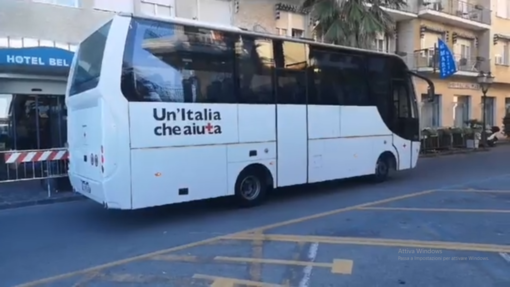 Arrivati da Mondovì i bus della Croce Rossa per portar via da Alassio gli ospiti piemontesi