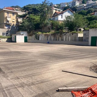 Alassio, iniziati i lavori per la realizzazione di 36 posti auto sulla soletta dei box 72 in via Pera (FOTO)