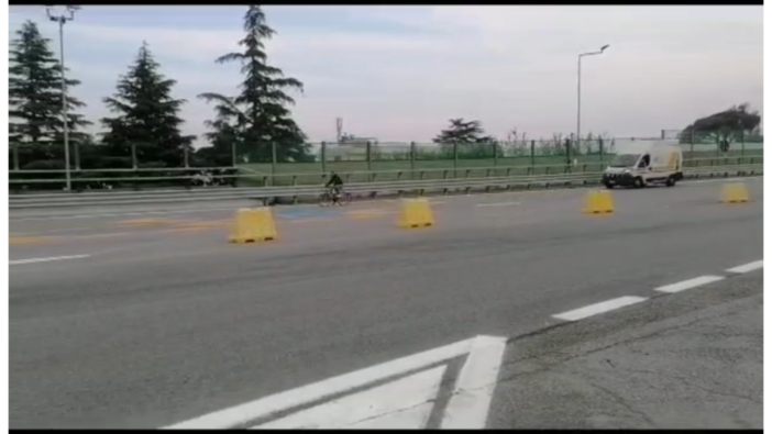 In bicicletta sull'austostrada A10: intercettato e scortato fuori (VIDEO) In bicicletta sull'austostrada A10: intercettato e scortato fuori (VIDEO)