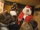 Babbo Natale si aggira tra le vie del centro storico di Albenga