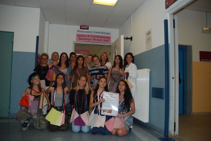 Savona, consegnate una decina di borse alle donne operate di tumore al seno