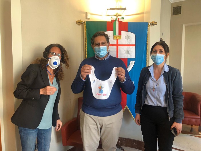 Emergenza Coronavirus: donati dalla ditta Merlino 50 bavaglini alla Regione per tutti i nuovi nati: un auspicio di rinascita Emergenza Coronavirus: donati dalla ditta Merlino 50 bavaglini alla Regione per tutti i nuovi nati: un auspicio di rinascita