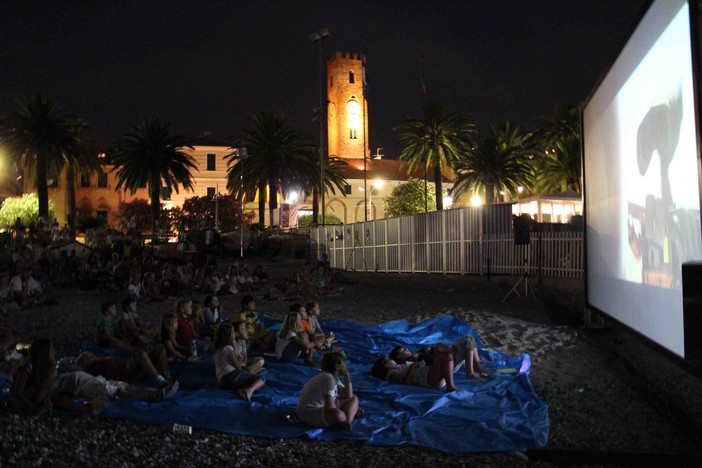 Noli, per la rassegna “I colori del cinema”: Un cuento chino - Cosa piove dal cielo? Noli, per la rassegna “I colori del cinema”: Un cuento chino - Cosa piove dal cielo?