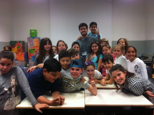 Nella foto gli alunni della IV C con il “mago”. Immagine gentilmente concessa dalla scuola primaria di via Neghelli