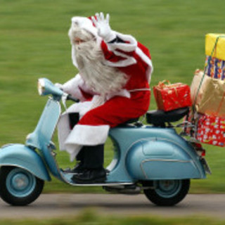 A Savona Babbo Natale arriva in sella ad un Doblò