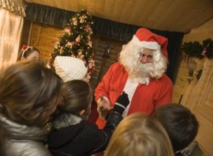 Vado Ligure: il Babbo Natale della Croce Rossa incontra i bambini in piazza Cavour