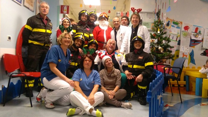 Babbo Natale pompiere fa visita alla Pediatria del San Paolo Babbo Natale pompiere fa visita alla Pediatria del San Paolo